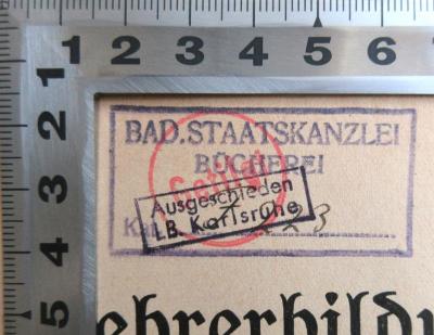 - (Badische Staatskanzlei Bücherei), Stempel: Berufsangabe/Titel/Branche, Nummer; 'Bad. Staatskanzlei Bücherei Kat. F 223 (Stempel: getilgt)'. 