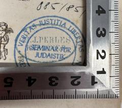 - (Perles, Dr. Joseph), Stempel: Name, Berufsangabe/Titel/Branche; 'Dr. J. Perles
Rabbiner'.  (Prototyp)