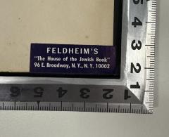 - (Feldheim's "The House of the Jewish Book"), Etikett: Buchhändler; 'FELDHEIM'S
"The House of the Jewish Book"
96 E. Broadway, N. Y., N. Y. 10002'.  (Prototyp)