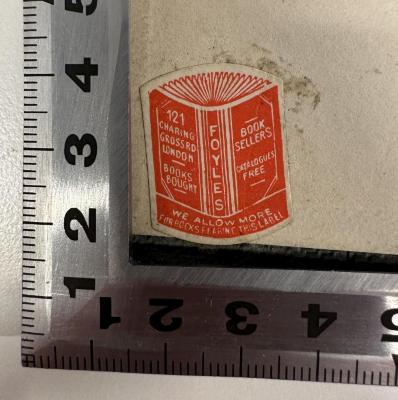 - (W. & G. Foyle (London)), Etikett: Buchhändler, Ortsangabe, Name; 'Foyles
121 Charing Gross Rd London
Books Bought
Book Sellers
Catalogues Free
We allow more for books bearing this label'.  (Prototyp)