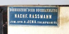 - (Döbereiner'sche Buchhandlung), Etikett: Buchhändler; 'Döberreiner'sche Buchhandlung / Nachf. Rassmann / Joh. Str. 3. Jena. Telephon 65'.  (Prototyp)