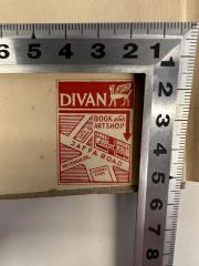 - (Divan Book and Artshop, Tel Aviv), Etikett: Berufsangabe/Titel/Branche, Buchhändler, Name, Ortsangabe; 'DIVAN
BOOK and ARTSHOP
JAFFA ROAD'. 