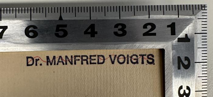 - (Voigts, Dr. Manfred), Stempel: Berufsangabe/Titel/Branche, Name; 'Dr. Manfred Voigts'. 