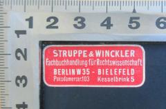 - (Struppe & Winckler), Etikett: Buchhändler; 'Struppe & Winkler
Fachbuchhandlung für Rechtswissenschaft 
Berlin W 35 Potsdamerstr. 103 
Bielefeld Kesselbrink 5'.  (Prototyp)