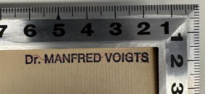 - (Voigts, Dr. Manfred), Stempel: Berufsangabe/Titel/Branche, Name; 'Dr. Manfred Voigts'. 