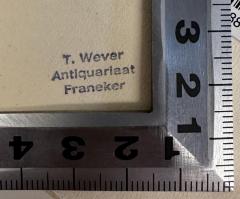 - (Antiquariat T. Wever), Stempel: Buchhändler, Name; 'T. Wever
Antiquariaat
Franeker'.  (Prototyp)