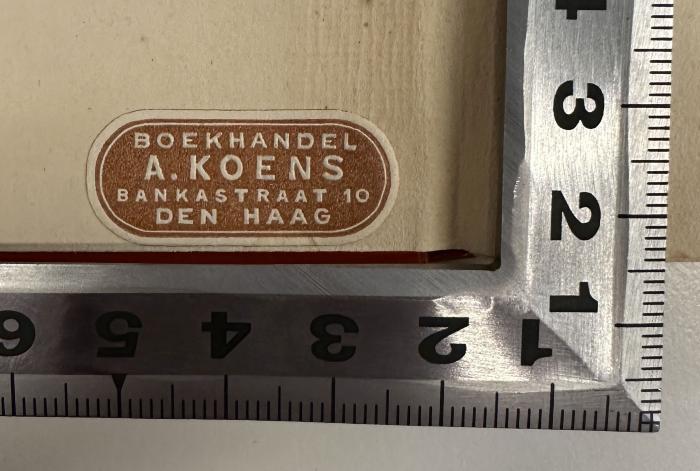 - (Buchhandlung A. Koens), Etikett: Buchhändler, Name, Ortsangabe; 'Boekhandel
A. Koens
Bankstraat 10
Den Haag'.  (Prototyp)