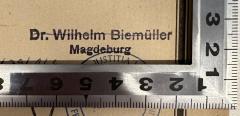 - (Biemüller, Dr. Wilhelm), Stempel: Name, Ortsangabe; 'Dr. Wilhelm Biemüller
Magdeburg'. 