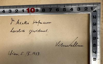 - (Hofmann, Dr. Martha;Kellner, Viktor), Von Hand: Widmung, Name, Ortsangabe, Datum; 'Dr. Martha Hofmann
herzlich gewidmet
Viktor Kellner
Wien, 5. IX.1937'. 