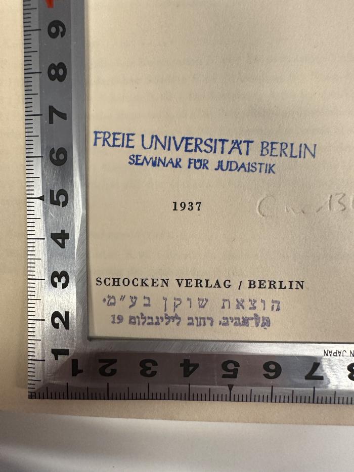 - (Verlag Schocken Books), Stempel: Ortsangabe, Berufsangabe/Titel/Branche, Buchhändler; 'הוצאת שוקן בע"מ
תל־אביב. רחוב לילינבלום 19'. 