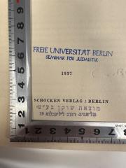 - (Verlag Schocken Books), Stempel: Ortsangabe, Berufsangabe/Titel/Branche, Buchhändler; 'הוצאת שוקן בע"מ
תל־אביב. רחוב לילינבלום 19'. 