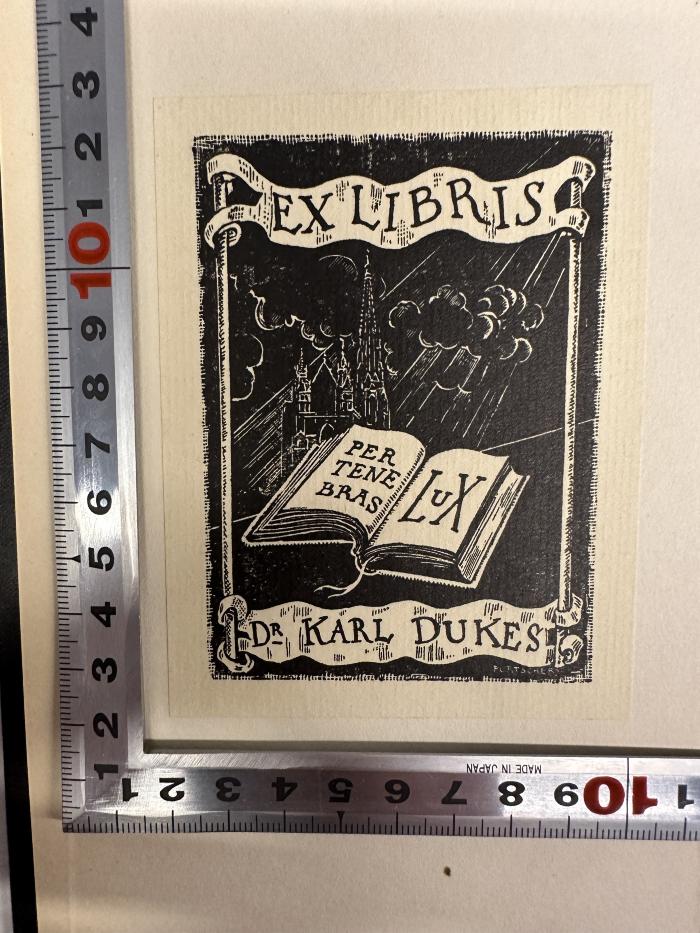 - (Dukes, Karl), Etikett: Abbildung, Exlibris, Name, Motto; 'Ex Libris
Dr. Karl Dukes
per tenebras lux'. 