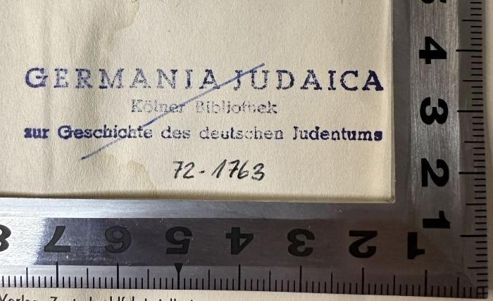 - (Germania Judaica Bibliothek), Durchgestrichen: Ortsangabe, Nummer; 'GERMANIA JUDAICA
Kölner Bibliothek
zur Geschichte des deutschen Judentums
[Nummer]'.  (Prototyp)