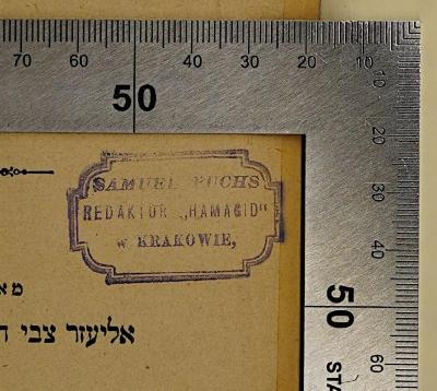 - (Fuchs, Samuel), Stempel: Motto, Berufsangabe/Titel/Branche, Ortsangabe; 'Samuel Fuchs
Redaktor "Hamagid"
W Krakowie,'. 