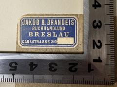 - (Jakob B. Brandeis Buchhandlung Breslau), Etikett: Buchhändler, Name, Ortsangabe; 'Jakob B. Brandeis
Buchhandlung
Breslau
Carlstrasse 20'.  (Prototyp)