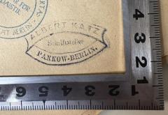 - (Katz, Albert), Stempel: Name, Berufsangabe/Titel/Branche, Ortsangabe; 'ALBERT KATZ
Schriftsteller
PANKOW - BERLIN.'. 