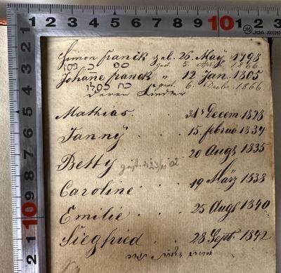 - (Franck, Simon), Von Hand: Name, Datum; 'Simon Franck geb. 26. May 1798
[hebr.] gest. 5. April 1866
Johane Franck [geb.] 12. Jan. 1805
[hebr.] gest. 6. Decbr. 1866
deren Kinder
Mathias ... 31. Decem. 1828
Fanny ... 15. Februa 1834
Betty ... 20. Augs 1835
gest. 23/10 02
Caroline ... 19. März 1838
Emilie 25. Augs 1840
Siegfried ... 28. Sept. 1842
[hebr.]'. 