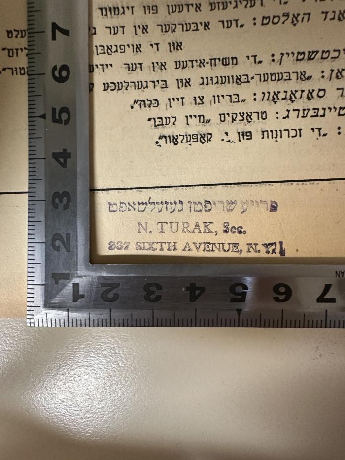 - (Gesellschaft "Fraye Shriftn"), Stempel: Berufsangabe/Titel/Branche; 'פרייע שריפטן געזעלשאפט
N. Turak, Sec.
337 Sixth Avenue, N. Y.'. 