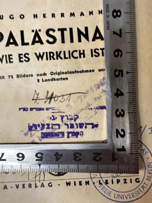 - (Haschomer Haza'ir. Nationales Kibbutz Seminar. Zentralbibliothek), Stempel: Ortsangabe, Berufsangabe/Titel/Branche, Inventar-/ Zugangsnummer; 'הסתדרות (?????)
קבוץ ,ג, 800
״השומר הצעיר״
הקבוץ (????)'. 
