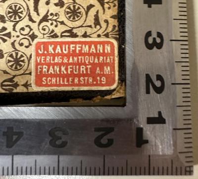 - (J. Kauffmann & Co.), Etikett: Buchhändler; 'J. Kauffmann
Verlag & Antiquariat
Frankfurt a. M.
Schillerstr. 19'.  (Prototyp)