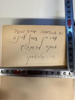 - (Rosenbaum, Max;Sorosky, S.), Von Hand: Datum, Ortsangabe, Name, Widmung; 'New York March 4
פאר מיין גוטען פריינד
מעקס ראזענבום
ב. סורוסקי'. 