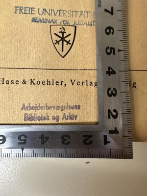 - (Arbejderbevægelsens Bibliotek og Arkiv), Stempel: Berufsangabe/Titel/Branche; 'Arbejderbevægelsens
Bibliotek og Arkiv'. 