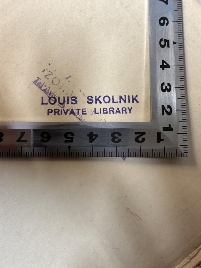 - (Skolnik, Louis), Stempel: Ortsangabe, Name; 'Louis Skolnik
Private Library'.  (Prototyp)