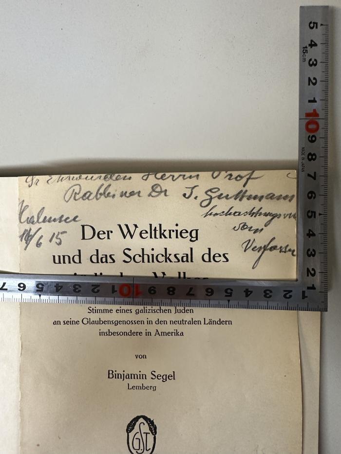 - (Segel, Binjamin Wolf), Von Hand: Widmung, Datum, Ortsangabe, Name; 'Sn. Ehrwürden Herrn Prof.
Rabbiner Dr. J. Guttmann
hochachtungsvoll vom Verfasser
14/6 15'. 