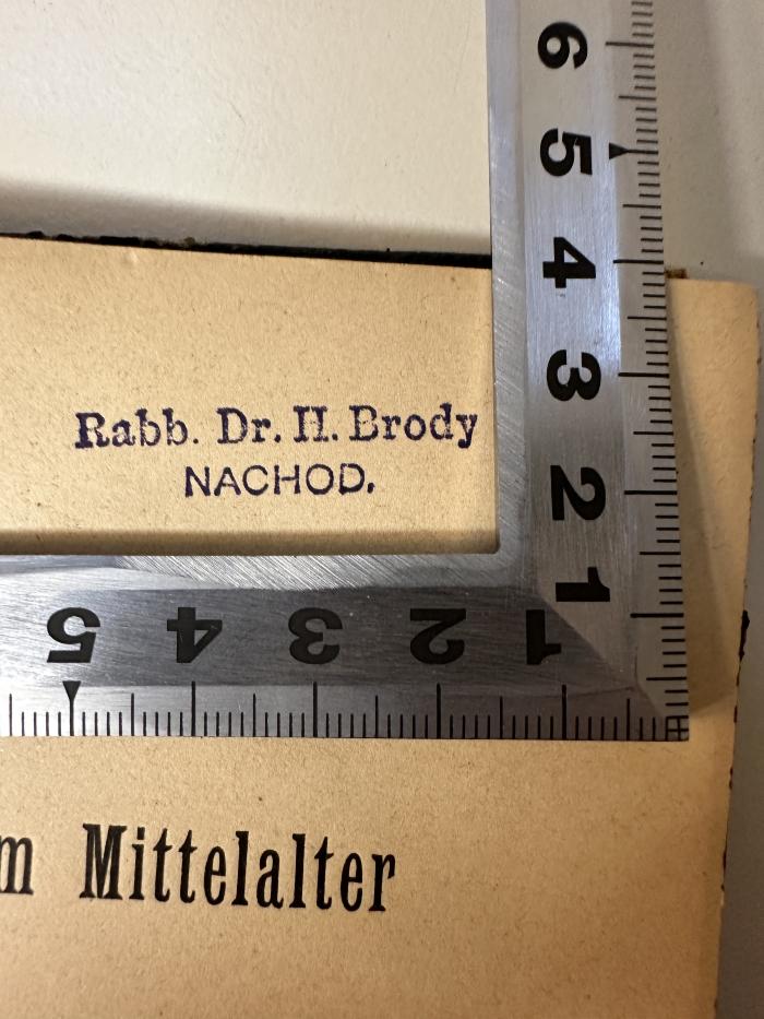 - (Brody, Heinrich), Stempel: Berufsangabe/Titel/Branche, Name, Ortsangabe; 'Rabb. Dr. H. Brody
Nachod.'. 