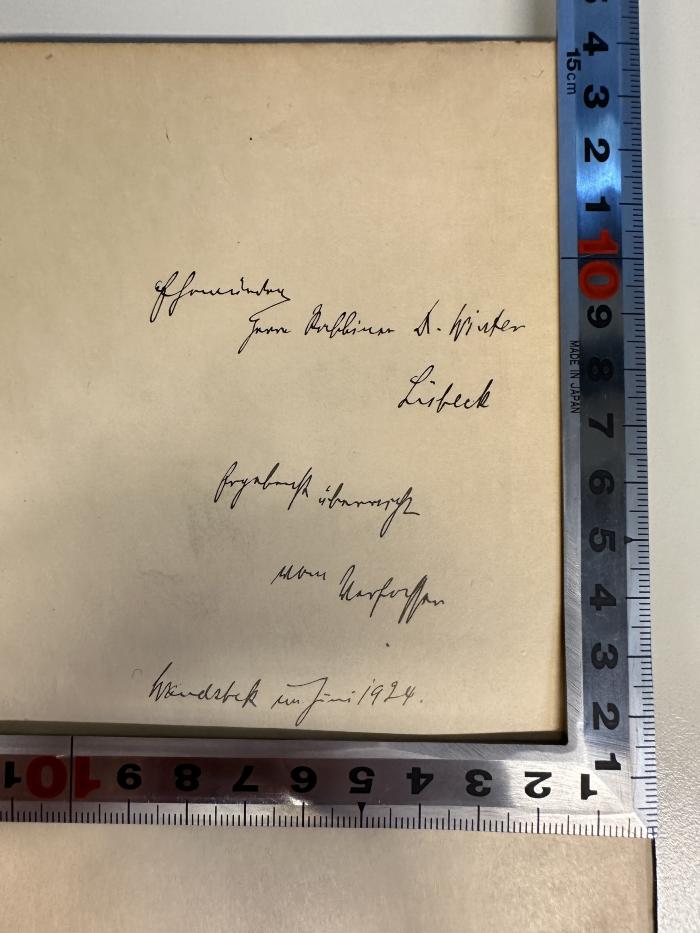 - (Winter, David Alexander), Von Hand: Widmung, Name, Ortsangabe, Datum; 'Schenkung Herrn Rabbiner Dr. Winter Lübeck
Ergebenst überreicht vom Verfasser
Wandsbek im Juni 1924'. 
