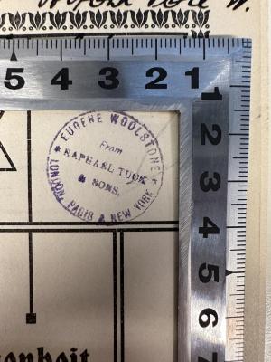 - (Raphael Tuck & Sons), Stempel: Berufsangabe/Titel/Branche, Ortsangabe, Name; 'Eugene Woolstone
London Paris New York
from
Raphael Tuck & Sons'. 