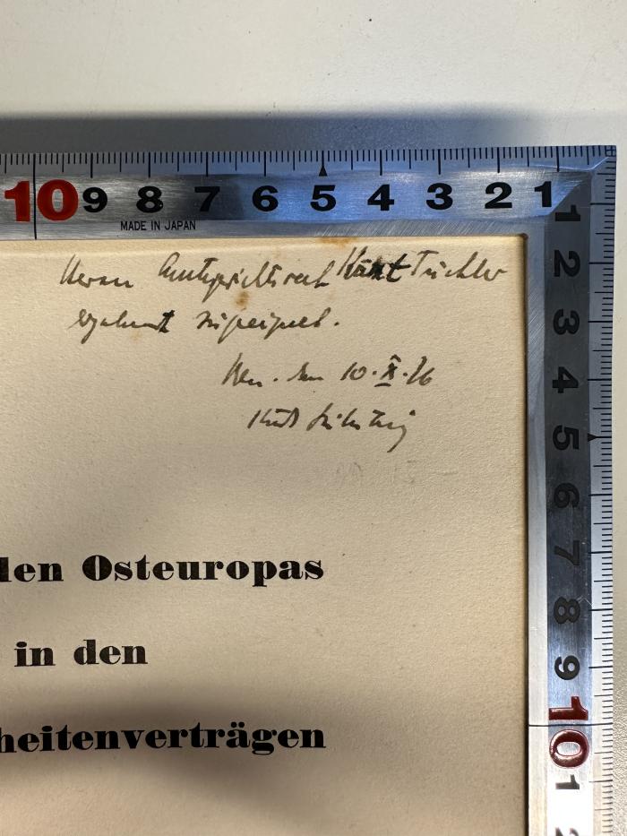 - (Tuchler, Kurt), Von Hand: Widmung, Name; 'Herrn Amtsgerichtsrat Kurt Tuchler
ergebnst zugeignet
Bln., d. 10.x.1936
Kurt Stillschweig'. 