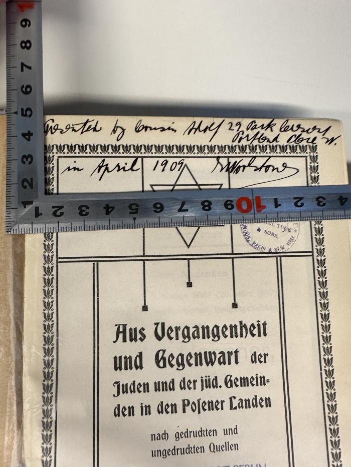 -, Von Hand: Widmung, Name, Datum, Ortsangabe; 'Presented by Cousin Adolf / 29 Park [xxxx] Portland
in April 1909 Woolstone'