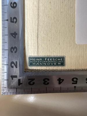 - (Heinr. Feesche Buch- & Kunsthandlung), Etikett: Name, Buchhändler, Ortsangabe; 'Heinr. Feesche / Buch & Kunsthandlung / Hannover'.  (Prototyp)