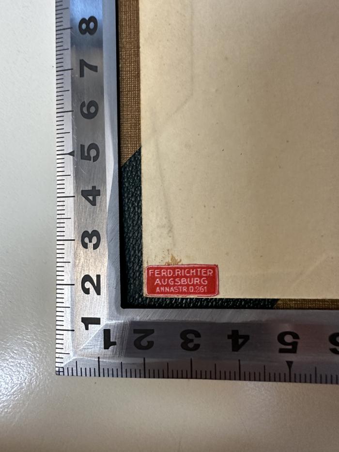 - (Richter, Ferdinand), Etikett: Name, Buchbinder, Ortsangabe; 'Ferd. Richter
Augsburg
Annastr. D. 261'.  (Prototyp)