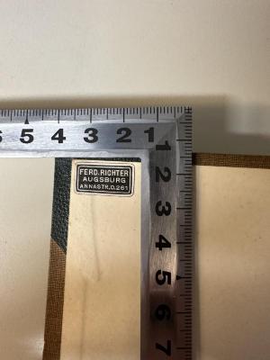 - (Richter, Ferdinand), Etikett: Buchbinder, Name, Ortsangabe; 'Ferd. Richter
Augsburg
Annastr. D. 261'.  (Prototyp)