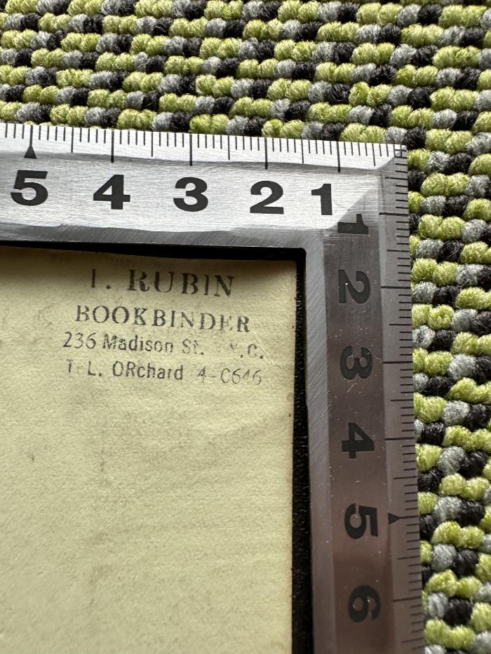 - (Rubin, I.), Etikett: Buchbinder, Name, Ortsangabe; 'I. Rubin
Bookbinder
236 Madison Str. N.Y.C.
TEL ORchard 4-C646 '.  (Prototyp)