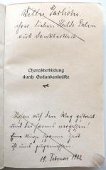 - (Palm, Hilde;Garlichs[?], Willis), Von Hand: Widmung, Name, Datum; 'Willis Garlichs[?] ihrer lieben Hilde Palm aus Dankbarkeit.
Rosen auf den Weg gestreut
und des Harms vergessen!
Eine kleine Spanne Zeit
ist uns zugemessen.
19. Februar 1908'. 