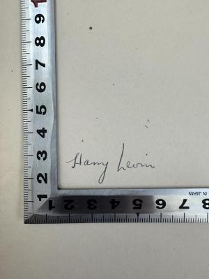 - (Levin, Harry), Von Hand: Autogramm; 'Harry Levin'. 