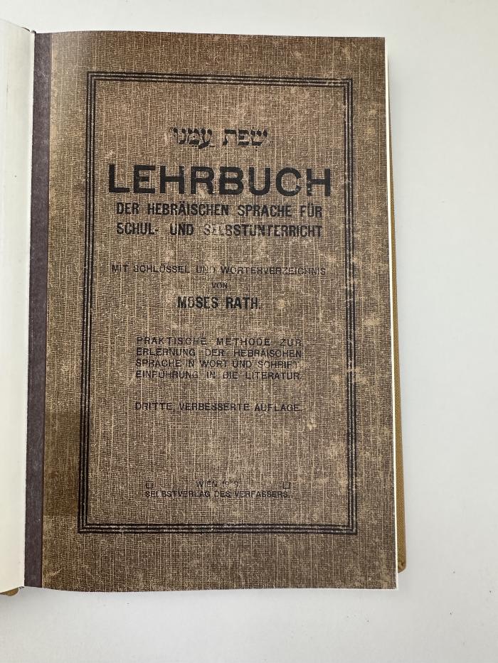 EM 5828 R234(3) : [Sefat amenu] : Lehrbuch der hebräischen Sprache für Schul- und Selbstunterricht ; mit Schlüssel und Wörterverzeichnis ; praktische Methode zur Erlernung der hebräischen Sprache in Wort und Schrift, Einführung in die Literatur von Moses Rath (1918)