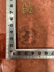 - (Universität Berlin, Neutestamentliches Seminar), Stempel: Wappen, Berufsangabe/Titel/Branche, Ortsangabe; 'Universität Berlin
Neutestamentliches Seminar'.  (Prototyp)