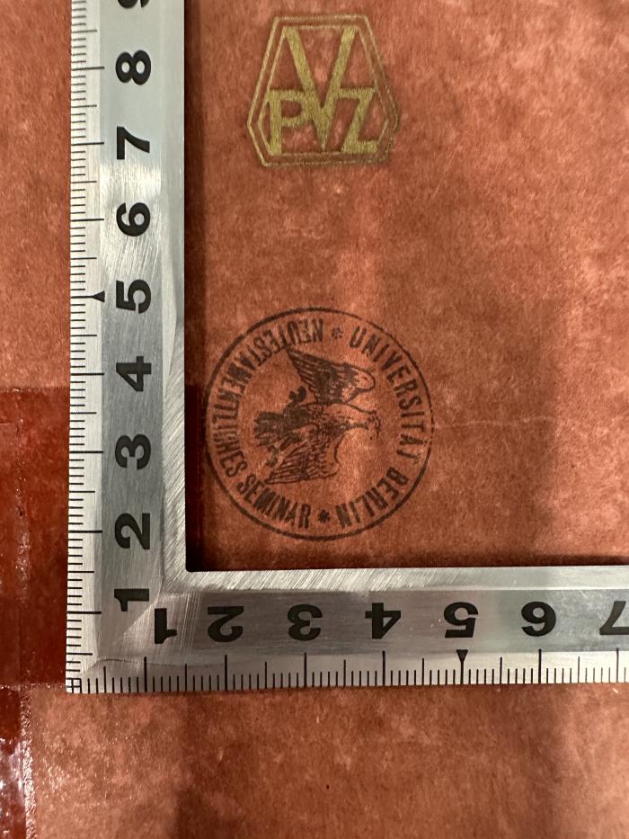 - (Universität Berlin, Neutestamentliches Seminar), Stempel: Wappen, Berufsangabe/Titel/Branche, Ortsangabe; 'Universität Berlin
Neutestamentliches Seminar'.  (Prototyp)