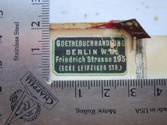 - (Goethebuchhandlung), Etikett: Buchhändler, Ortsangabe, Berufsangabe/Titel/Branche; 'Goethebuchhandlung
Berlin W. 8
Friedrich Strasse 195
(Ecke Leipziger Str.)'.  (Prototyp)