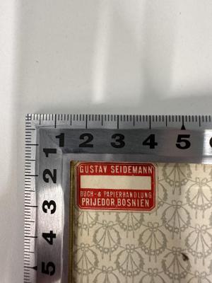 - (Buch- und Papierhandlung, Gustav Seidemann), Etikett: Berufsangabe/Titel/Branche, Name, Ortsangabe; 'Gustav Seidemann
Buch- und Papierhandlung
Prijedor, Bosnien'. 