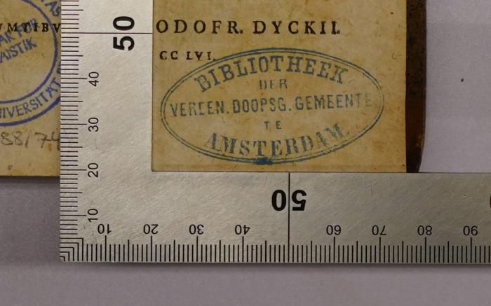 - (Bibliotheek der Vereenigde Doopsgezinde Gemeente te Amsterdam), Stempel: Name, Ortsangabe; 'Bibliotheek der Vereen. Doopsg. Gemeente te Amsterdam.'.  (Prototyp)