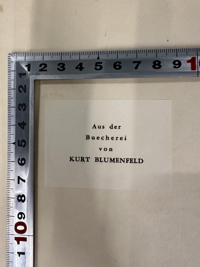 - (Blumenfeld, Kurt), Etikett: Exlibris, Name; 'Aus der
Buecherei
von
Kurt Blumenfeld'.  (Prototyp)