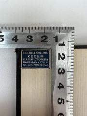 - (Buchhandlung "Kedem"), Etikett: Buchhändler, Ortsangabe, Name; 'Buchhandlung KEDEM
Bln: Charlottenburg 4
Dahlmannstr. 8
Tel. J 6 Bleibteu 1141'.  (Prototyp)