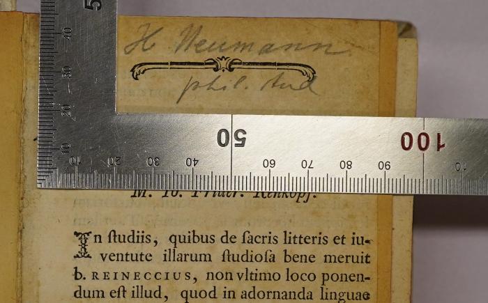 - (Neumann, Hubert), Von Hand: Autogramm, Berufsangabe/Titel/Branche; 'H. Neumann
stud. phil.'. 