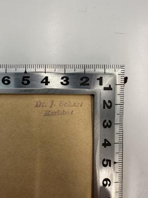- (Scharf, J.), Stempel: Berufsangabe/Titel/Branche, Name, Ortsangabe; 'Dr. J. Scharf
Karlsbad'. 