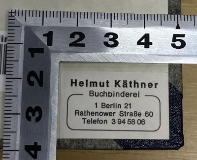 - (Helmut Käthner Buchbinderei), Etikett: Berufsangabe/Titel/Branche; 'Helmut Käthner
Buchbinderei
1 Berlin 21
Rathenower Straße 60
Telefon 3 94 58 06'.  (Prototyp)